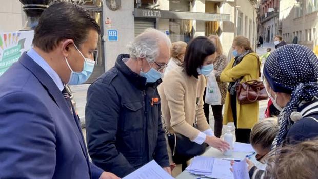 El PP de Ávila sale a la calle para recoger firmas contra la Ley Celaá