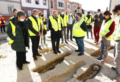 El presidente aragonés, Javier Lambán, durante la vistia que ha girado a la necrópolis