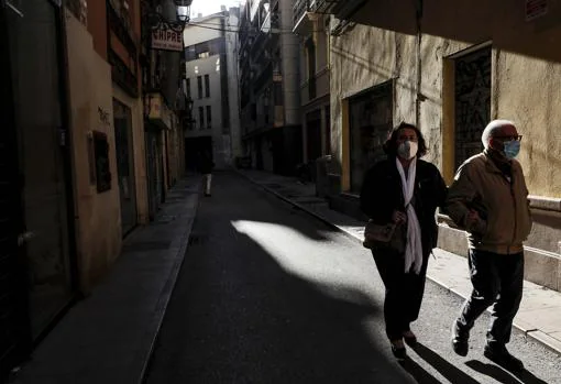 Imagen de archivo de dos personas paseando por el centro de Valencia