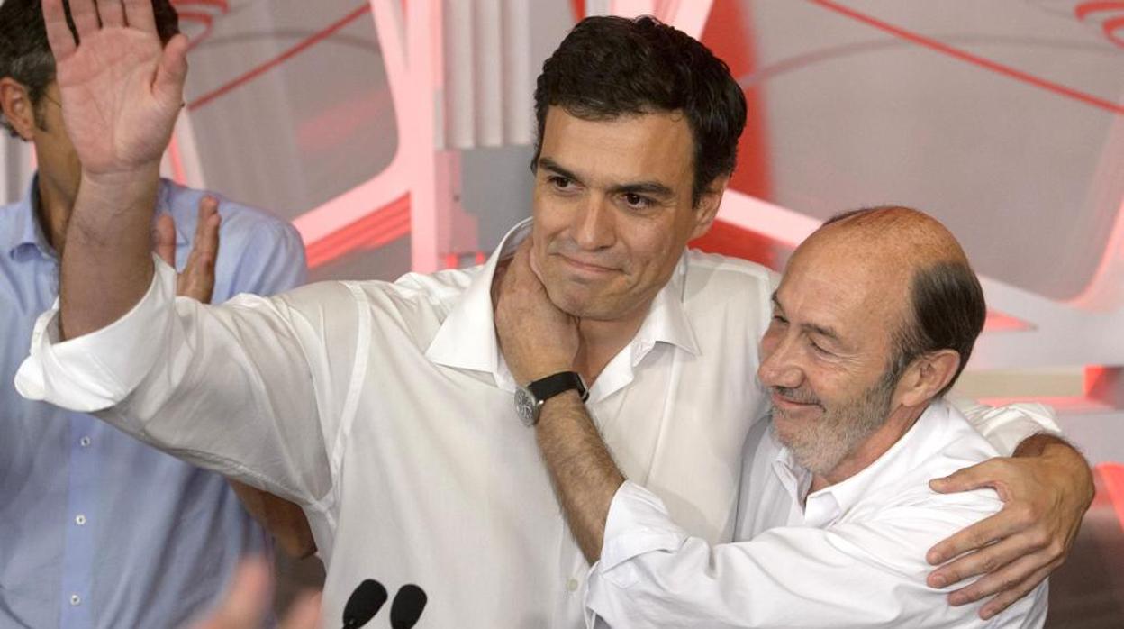 Alfredo Pérez Rubalcaba y el presidente del Gobierno, Pedro Sánchez, en una imagen de archivo