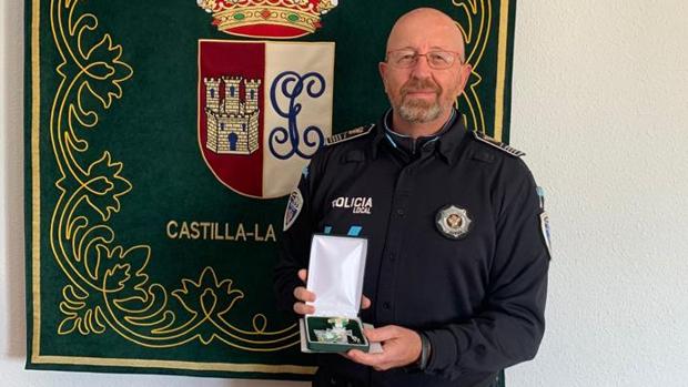 El jefe de la Policía Local de Toledo recibe la medalla al mérito de la Guardia Civil