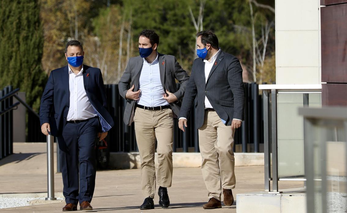 Manuel Serrano, junto con Teodoro García Egea, secretario general del PP, y Paco Núñez, presidente del PP de Castilla-La Mancha