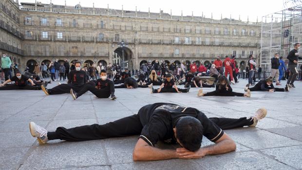 Deportistas salmantinos se entrena en la Plaza Mayor para exigir la reapertura de los gimnasios