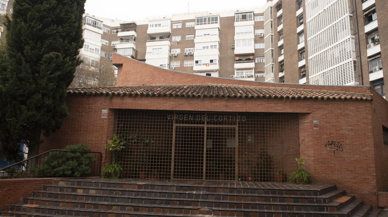 Exterior de la parroquia, en el barrio de Manoteras