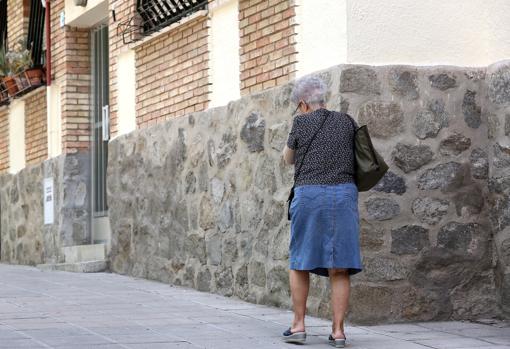 En envejecimiento de la población es un hecho en un barrio que precisa reactivación