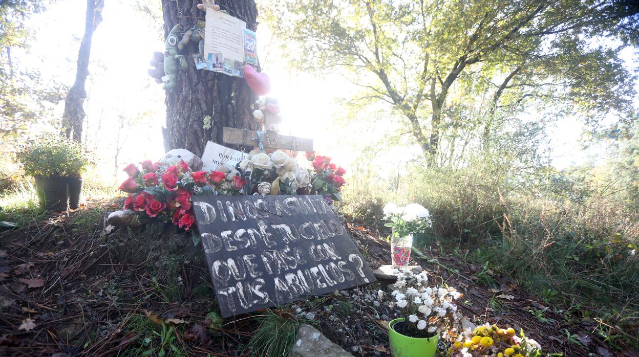 Altar improvisado en la cuneta donde Asunta fue hallada muerta en septiembre de 2013