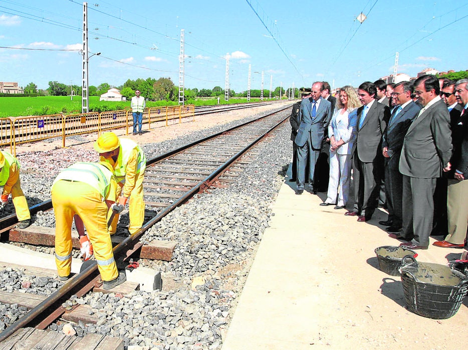 Aznar, Álvarez Cascos y Molina, en la colocación de la primera traviesa del tren en 2003