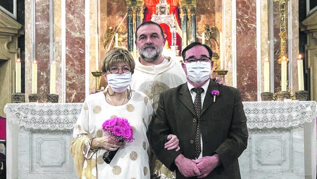 Una pareja valenciana de jubilados contrae matrimonio por la Iglesia tras cuarenta años casados por lo civil