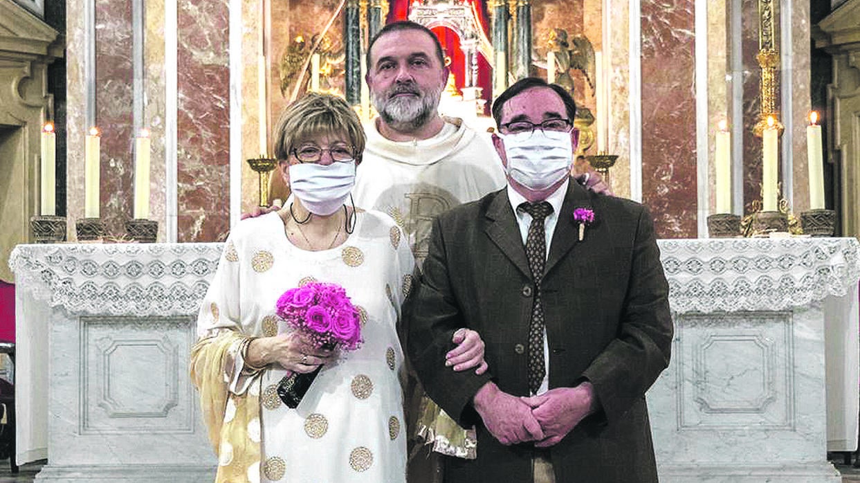 Imagen de la ceremonia por la Iglesia de una pareja valenciana de jubilados tras cuarenta años casados por lo civil