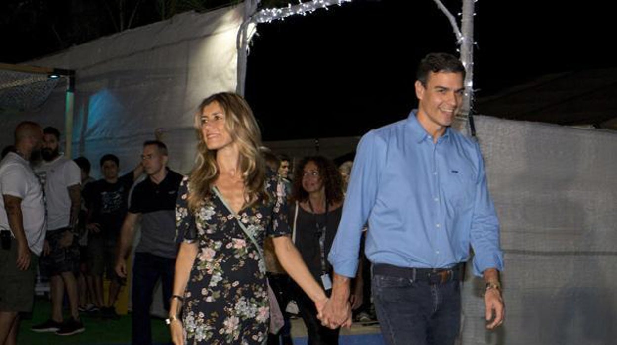 Pedro Sánchez y su esposa, Begoña Gómez, al viajar al FIB en el verano de 2018