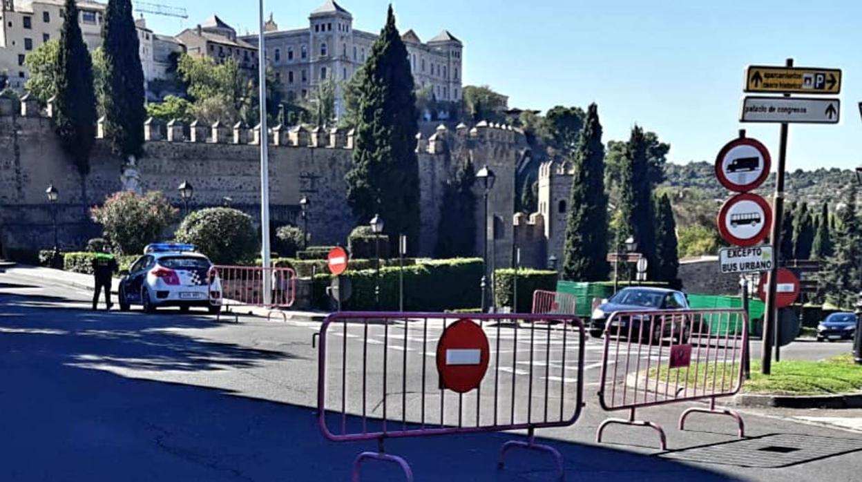 Toda la zona de la Puerta de Bisagra está cortada