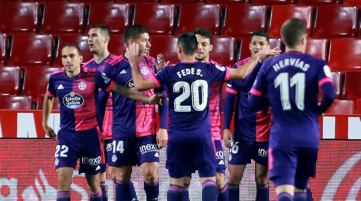 Los jugadores del Real Valladolid celebran el primer gol del partido ante el Granada