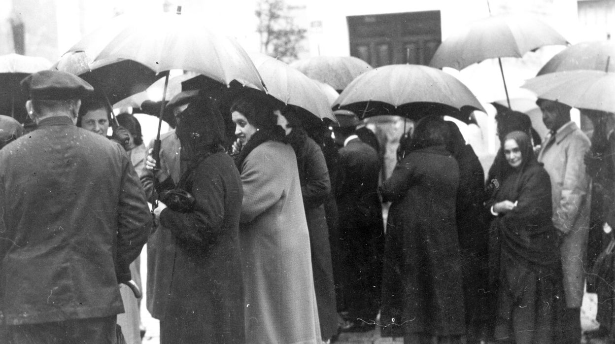 Españoles haciendo cola en Sevilla para votar en las elecciones municipales de 1931