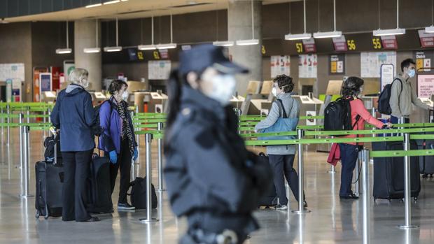 Confinamiento en Valencia: los aeropuertos reciben a los primeros viajeros con PCR: «Si no lo tienes, no subes»