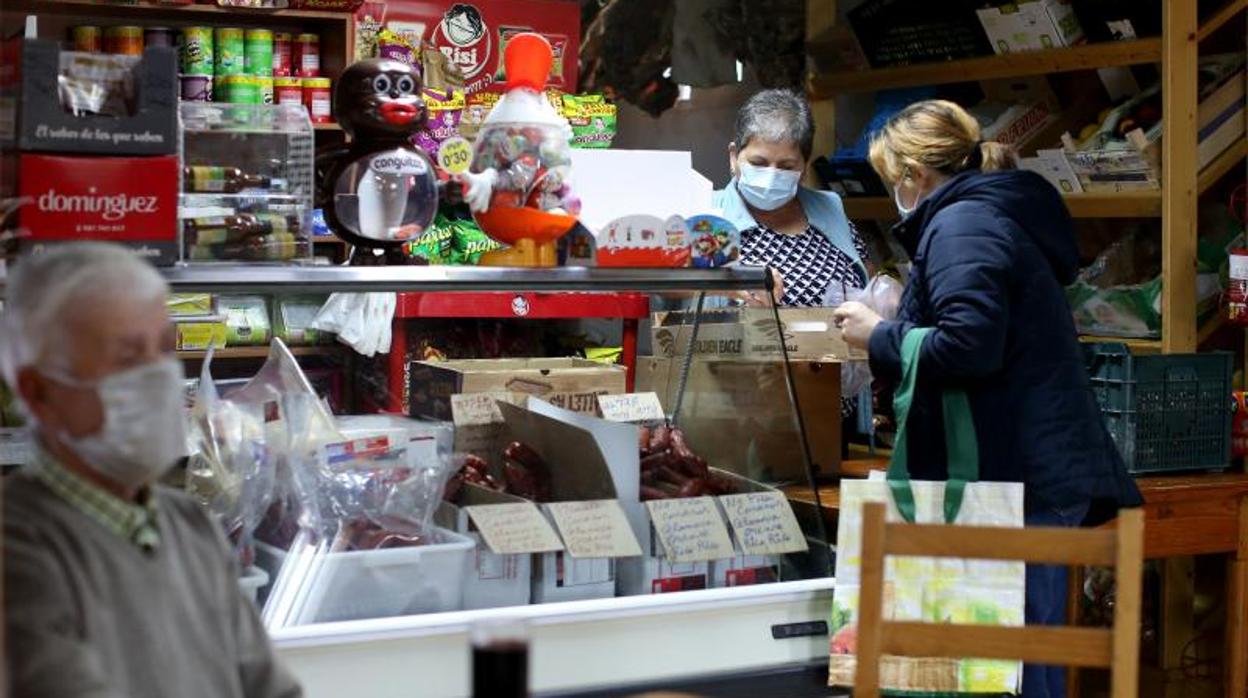 Interior de un negocio que funciona como bar y colmado, en el municipio coruñés de Vedra
