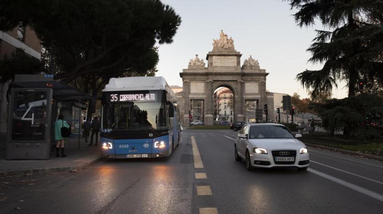 El carril bus de la calle de Toledo, ayer, aún pintado de amarillo, fue uno de los que se crearon en junio