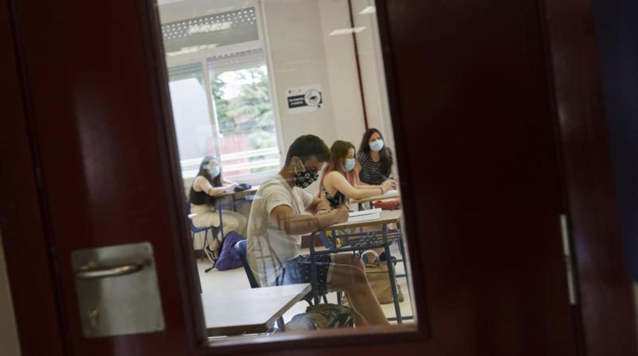 Estudiantes de ESO durante una clase presencial en su centro escolar