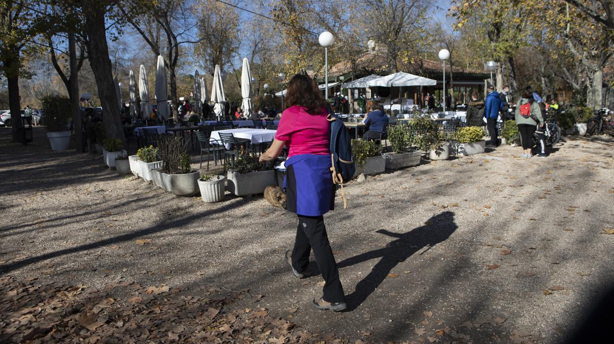 Una mujer pasea por delante del lugar del ataque, junto al lago