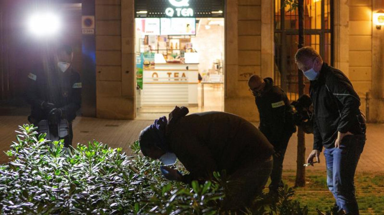 Agentes de los Mossos, trabajando en el lugar de los hechos el pasado sábado