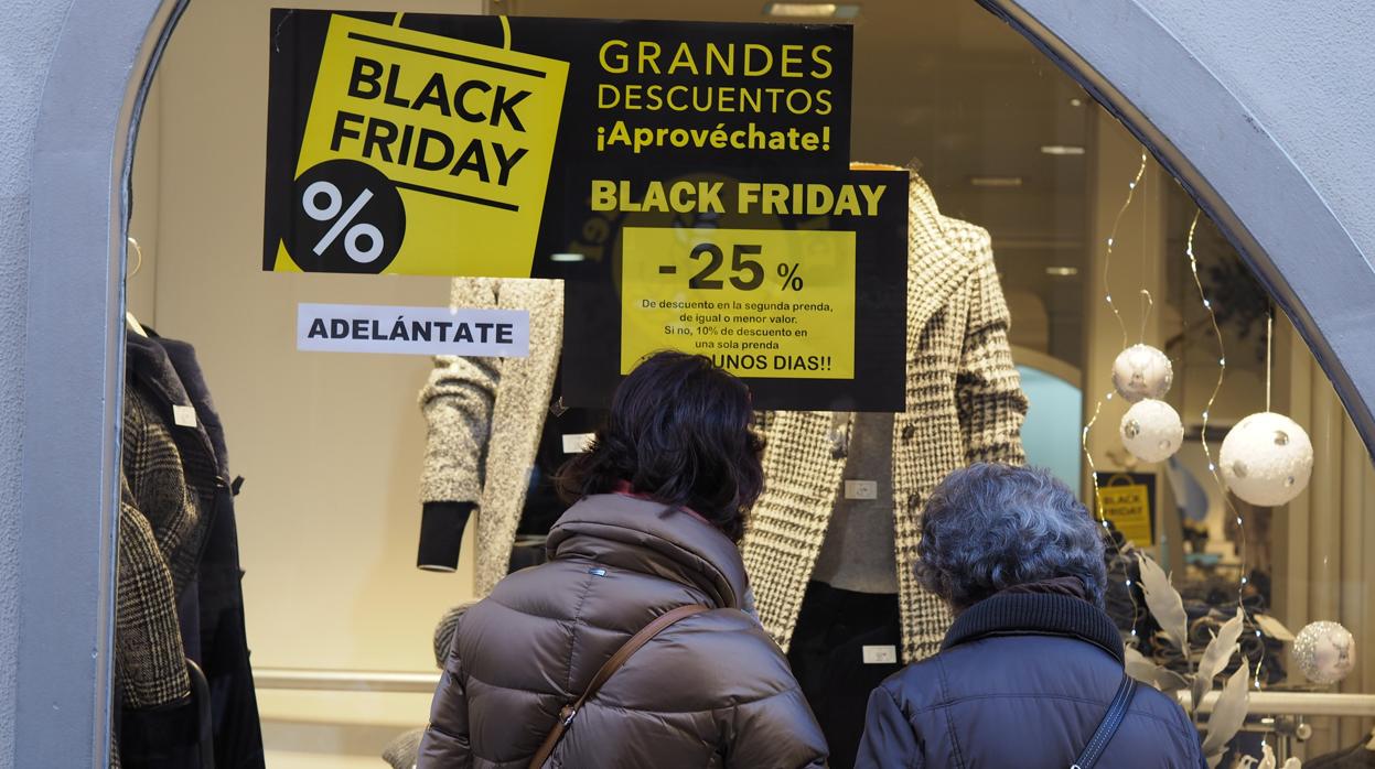 Algunos comercios lucen carteles del «Black Friday» desde hace días