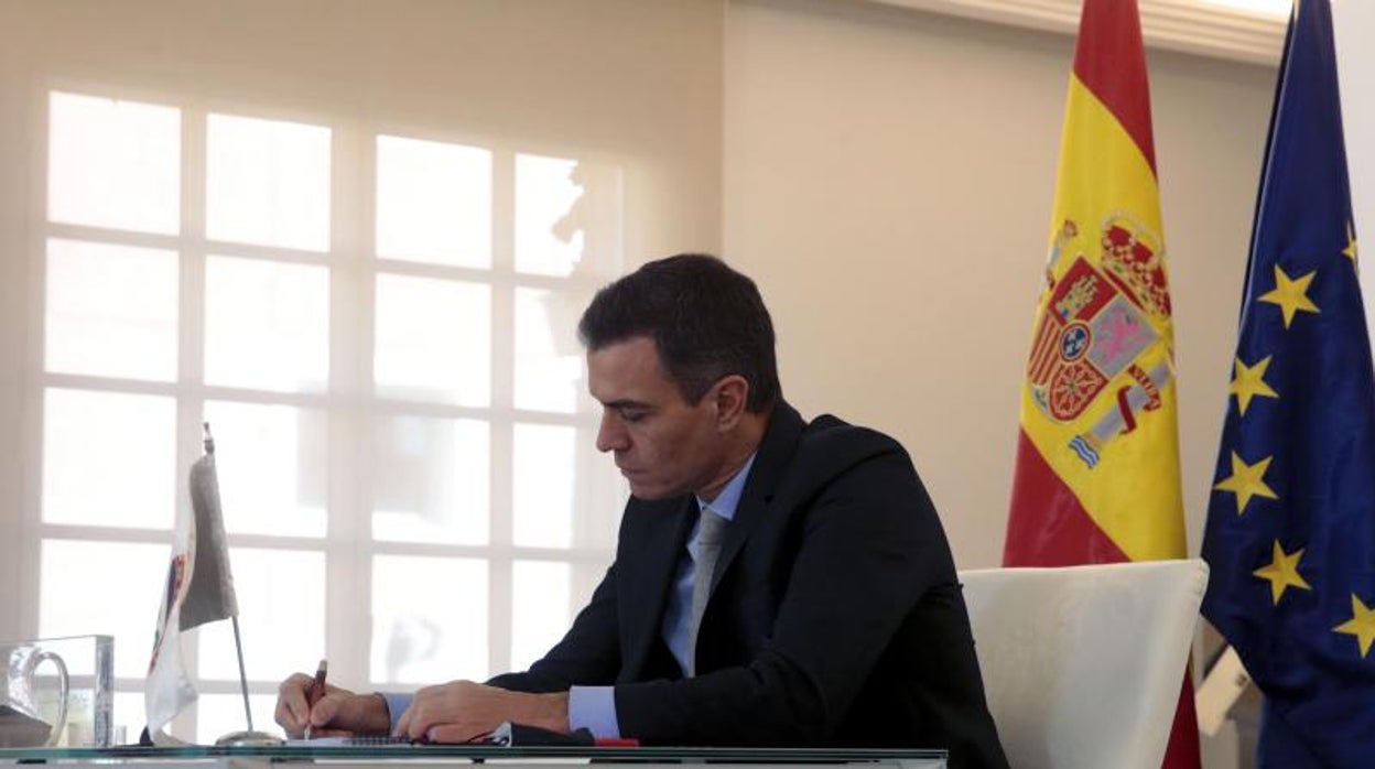 El presidente del Gobierno, Pedro Sánchez, la semana pasada durante una reunión telemática desde La Moncloa