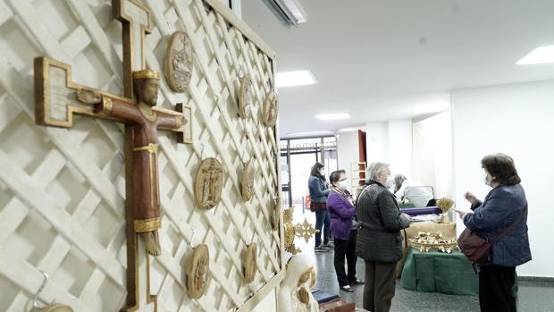 Una exposición benéfica muestra figuras para el belén y piezas artesanales en Valencia