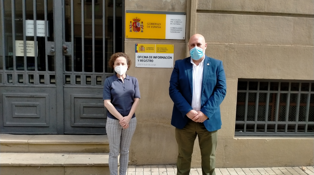 Maite Quintana, secretaria general de Cáritas, y el delegado del Gobierno en Navarra José Luis Arasti