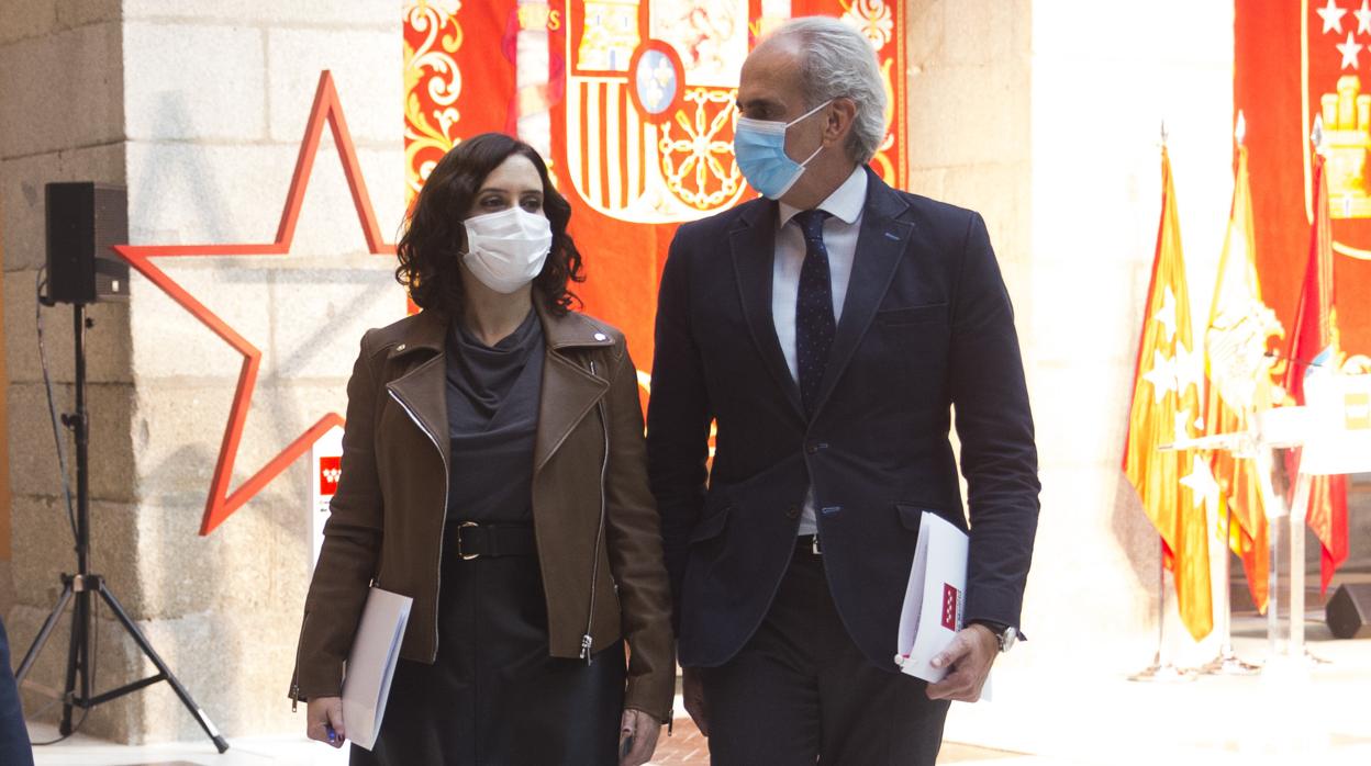 La presidenta madrileña, Isabel Díaz Ayuso, junto al consejero de Sanidad, Enrique Ruiz Escudero