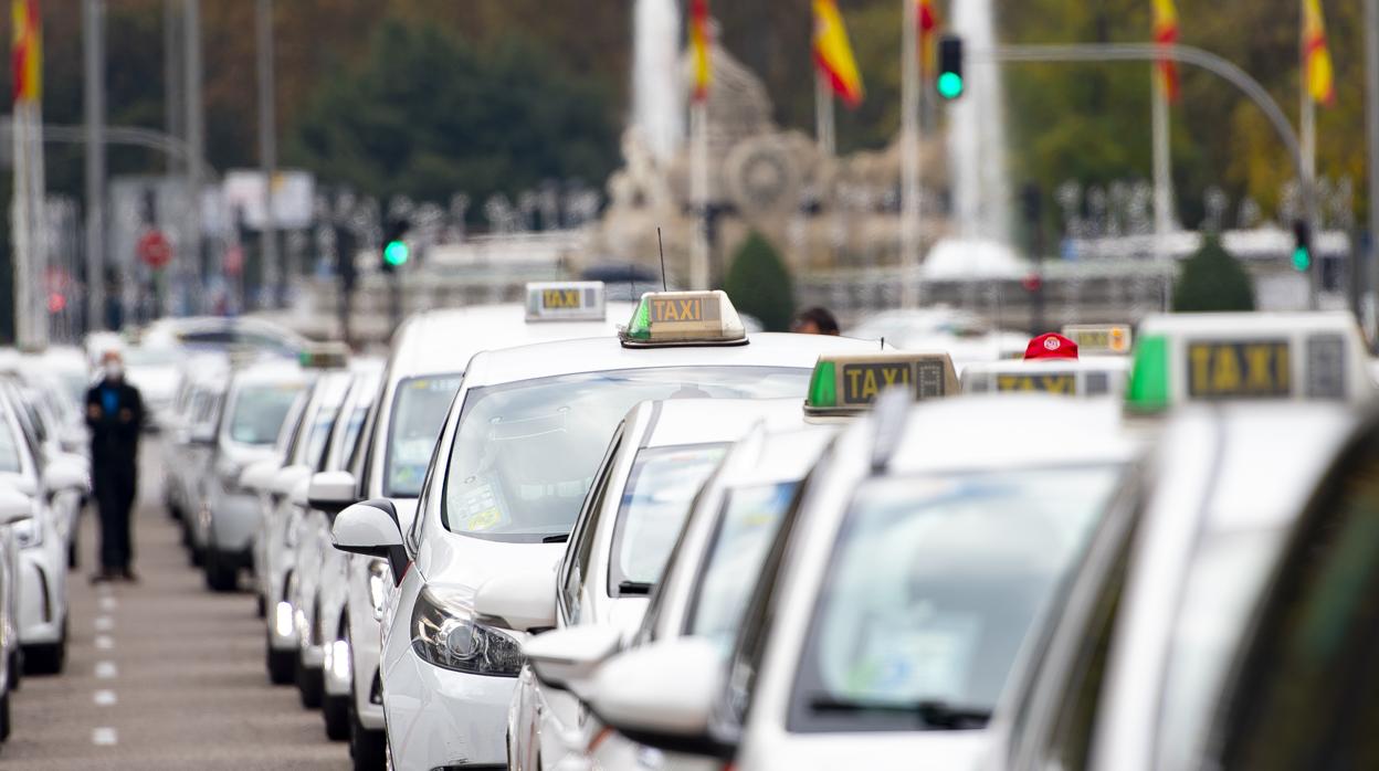 La marcha del taxi, este miércoles, en el paseo de Recoletos