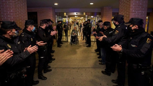 El homenaje de sus compañeros al policía nacional Arturo López tras superar la covid-19: «Lo he pasado mal»