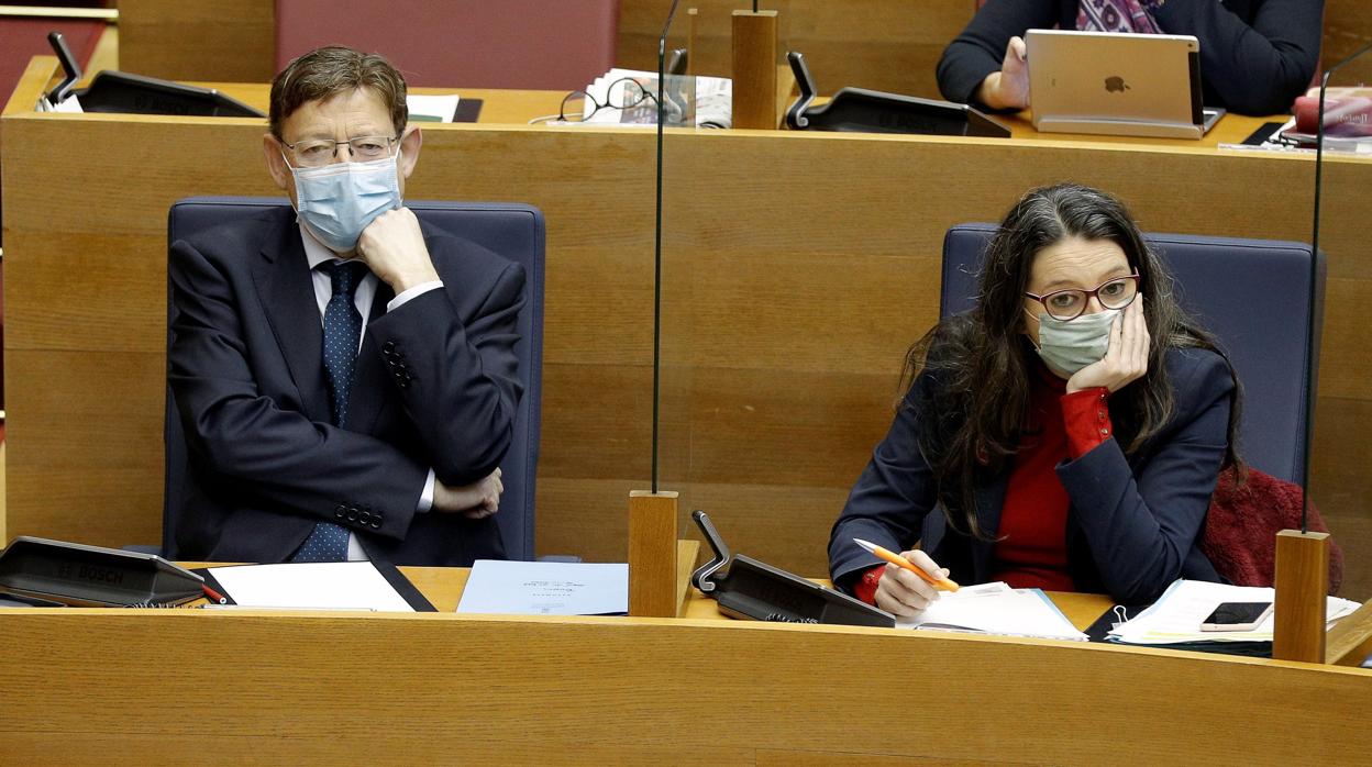 Imagen del president de la Generalitat, Ximo Puig, y la vicepresidenta Mónica Oltra, durante el pleno de las Cortes