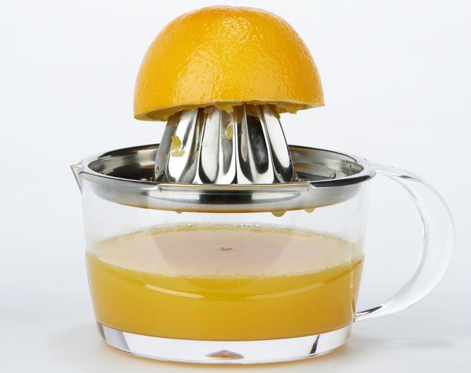 Agricultores valencianos piden al Gobierno que haga oficial la exclusión del zumo de naranja en la subida del IVA