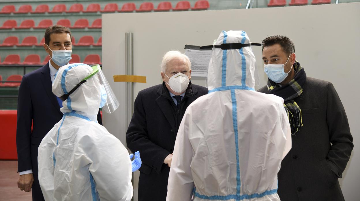 Ibáñez, Mendez Pozo y De la Rosa, ayer en uno de los puntos de test masivos de empresas en Burgos