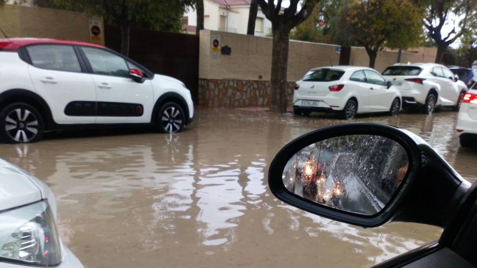 La DANA corta una carretera en Alzira y dificulta el tráfico en otras siete vías con inundaciones y daños