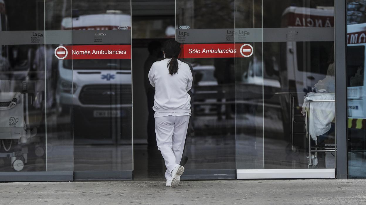 Imagen de una sanitaria a las puerta del Hospital La Fe de Valencia