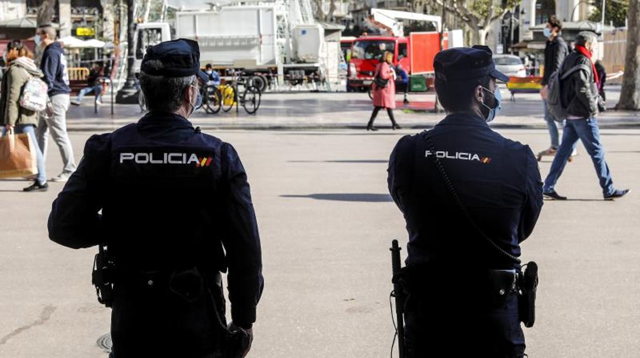 Dos agentes de la Policía Nacional en tareas de vigilancia