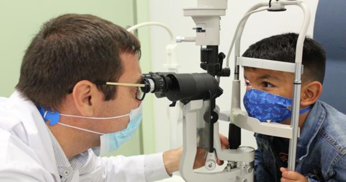 Félix durante una revisión en el Hospital Sant Joan de Déu