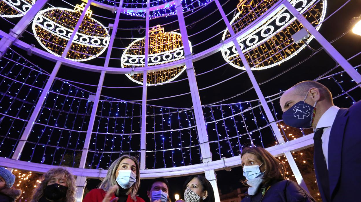 La alcaldesa de Toledo y los sanitarios durante el encendido de la iluminación navideña