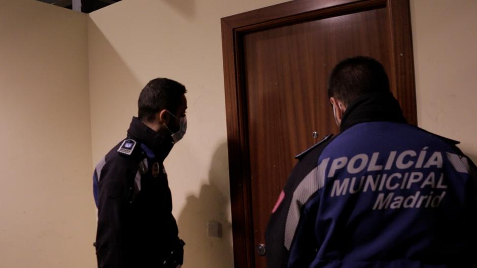 Vea en vídeo cómo interviene la policía en un domicilio ante un aviso por violencia de género