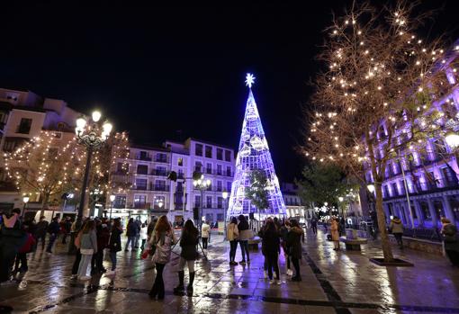 Numerosas personas contemplan el encendido navideño en la plaza de Zocodover