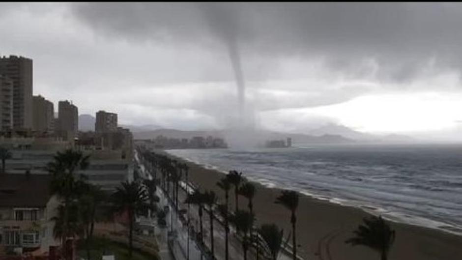 Un espectacular tornado marino toca tierra junto a la Playa de San Juan en Alicante