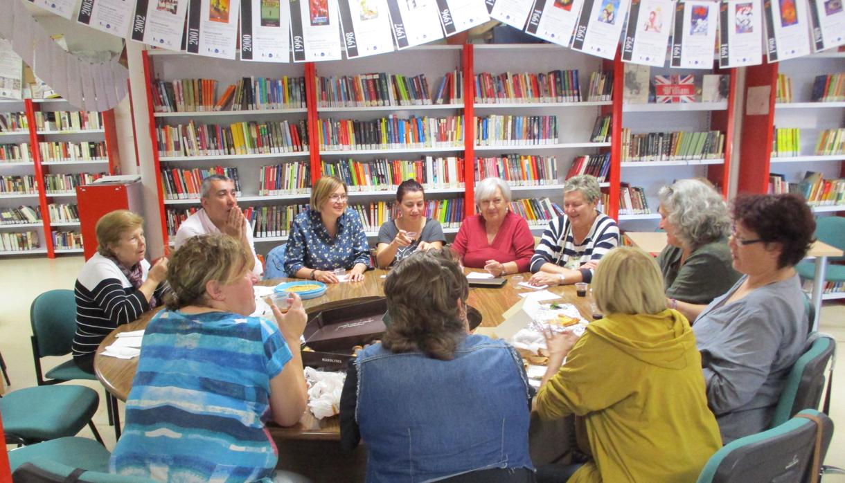 El club de adultos que acude a la biblioteca de Galápagos en Guadalajara para disfrutar de la lectura