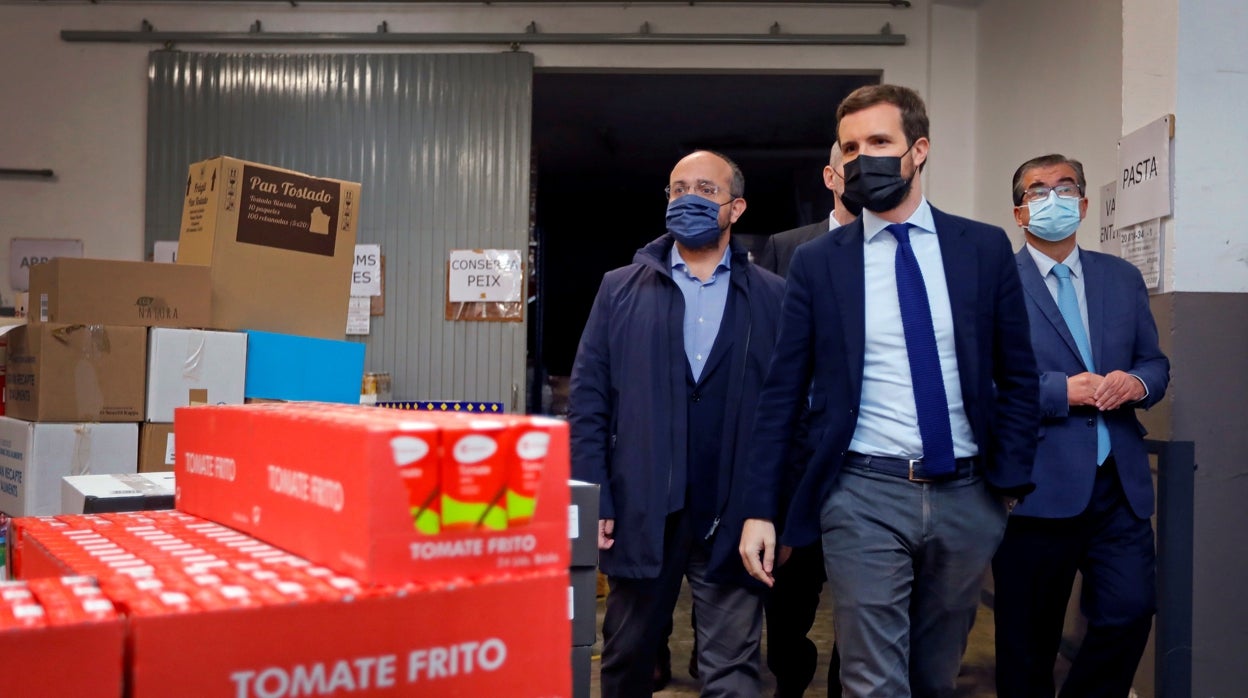 Pablo Casado, durante su visita al Banco de Alimentos en Reus, el viernes pasado