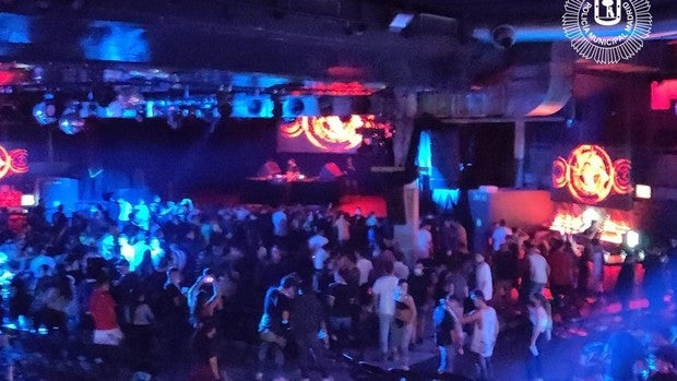 La Policía desaloja dos fiestas en Madrid con 110 personas y dos detenidos