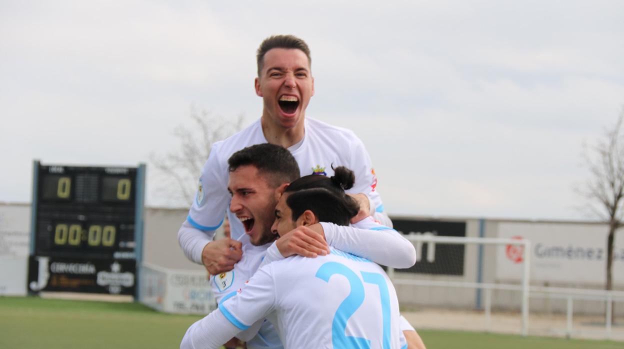 Tres jugadores del Illescas celebran este mediodía el triunfo de su equipo. El marcador, al fondo, estaba averiado