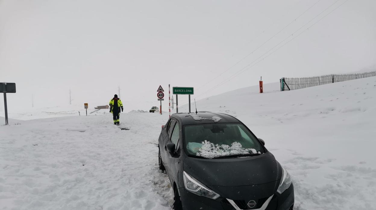 El vechículo en el que viajaba la familia quedó completamente atrapado por la nieve