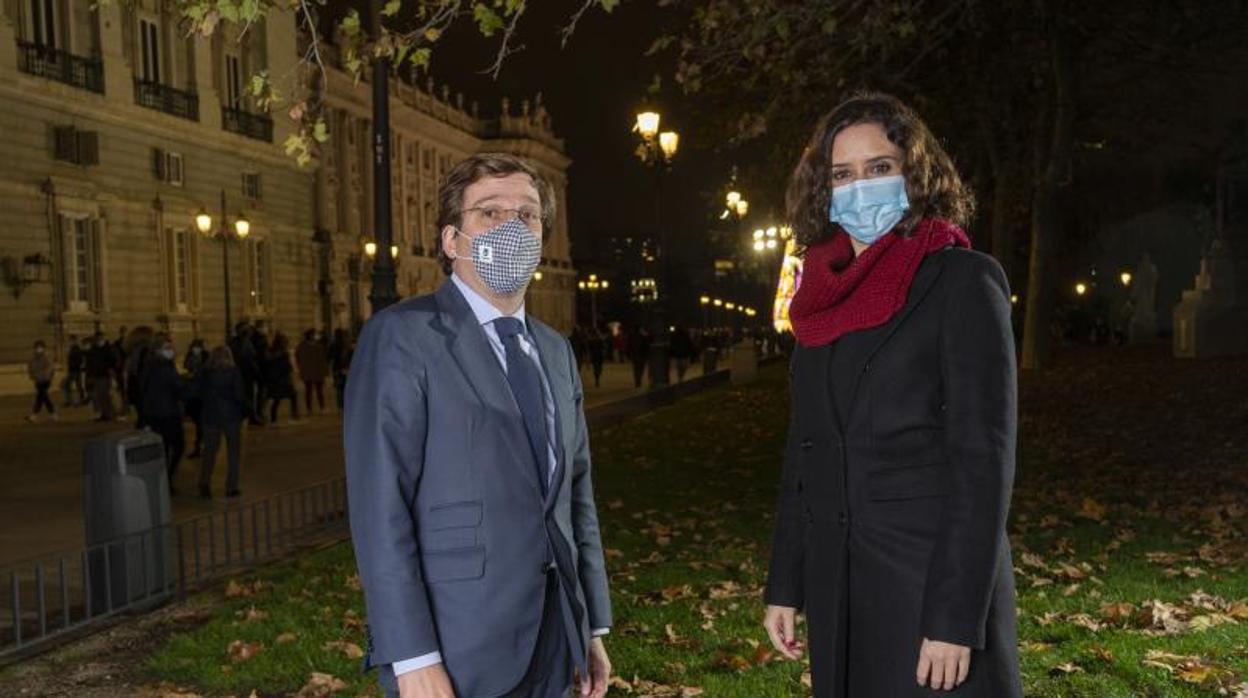 José Luis Martínez-Almeida e Isabel Díaz Ayuso, ante el Palacio Real de Madrid