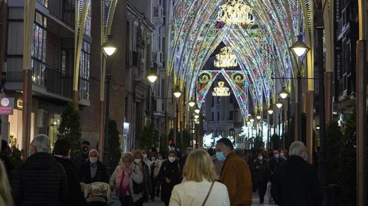 Calle Santiago de Valladolid con iluminación navideña