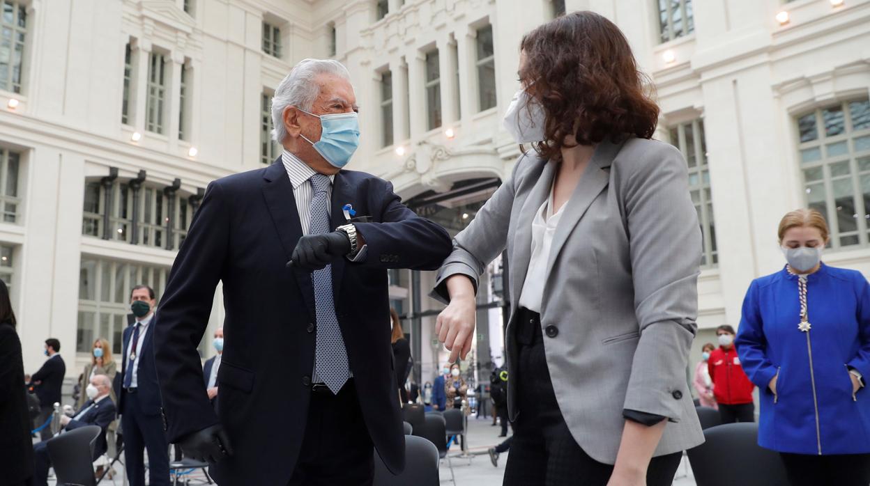 Mario Vargas Llosa e Isabel Díaz Ayuso, en un acto en el que coincidieron en el Ayuntamiento de Madrid