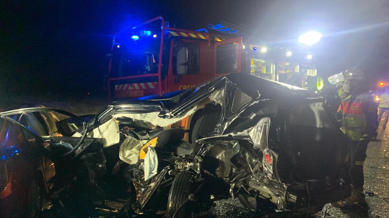 Los bomberos tuvieron que desencarcelar a dos de los heridos